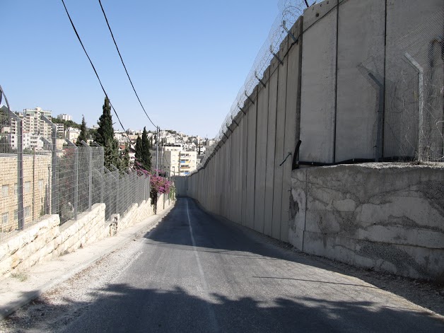 Israel hat an Teilen der Grenze zu Westjordanland eine Mauer errichtet. Der Friedensprozess im Nahostkonflikt wird durch Maßnahmen wie diese infrage gestellt.